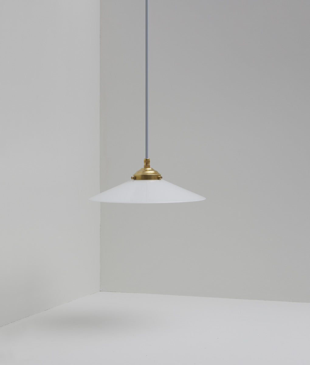 Suspension "évasé" en opaline blanche satinée, avec griffe de fixation en laiton, câble gris-bleu - La Quincaillerie moderne