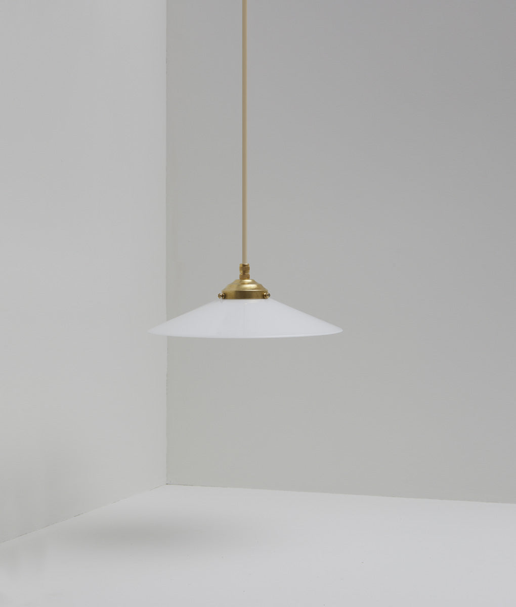 Suspension "évasé" en opaline blanche satinée, avec griffe de fixation en laiton, câble crème - La Quincaillerie moderne