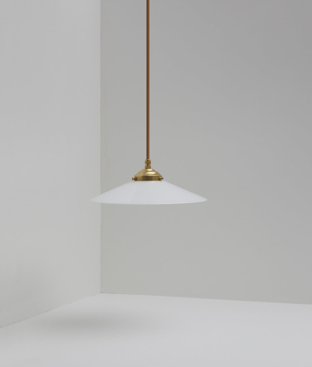 Suspension "évasé" en opaline blanche satinée, avec griffe de fixation en laiton, câble marron - La Quincaillerie moderne