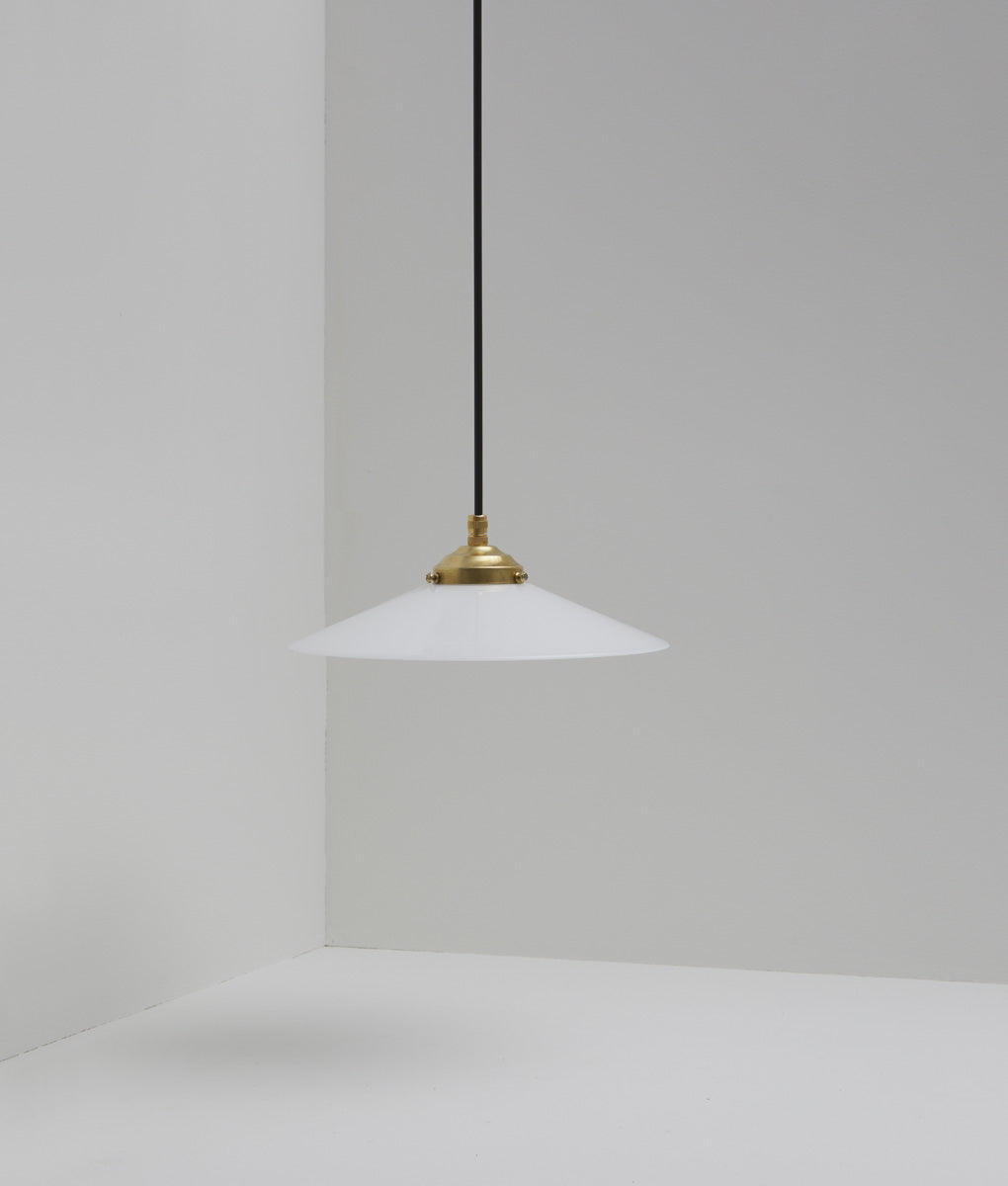 Suspension "évasé" en opaline blanche satinée, avec griffe de fixation en laiton, câble noir - La Quincaillerie moderne