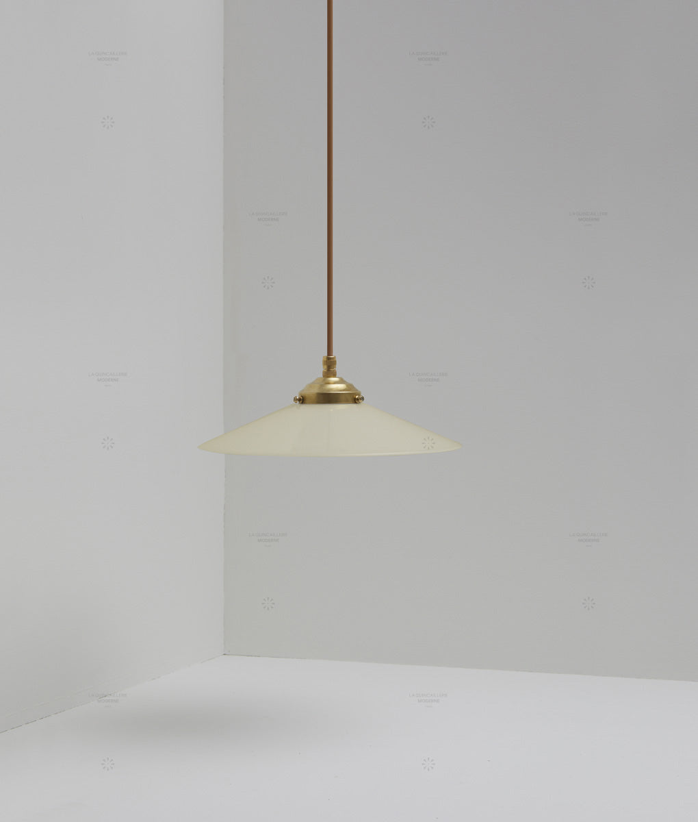 Suspension "Évasé" en opaline satinée crème, avec griffe de fixation en laiton, petit modèle, câble marron - La Quincaillerie moderne