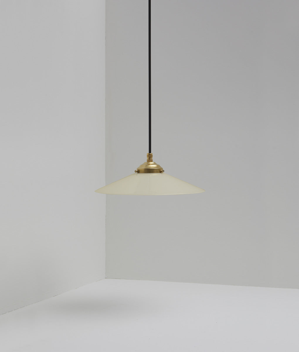 Suspension "Évasé" en opaline satinée crème, avec griffe de fixation en laiton, petit modèle, câble noir - La Quincaillerie moderne