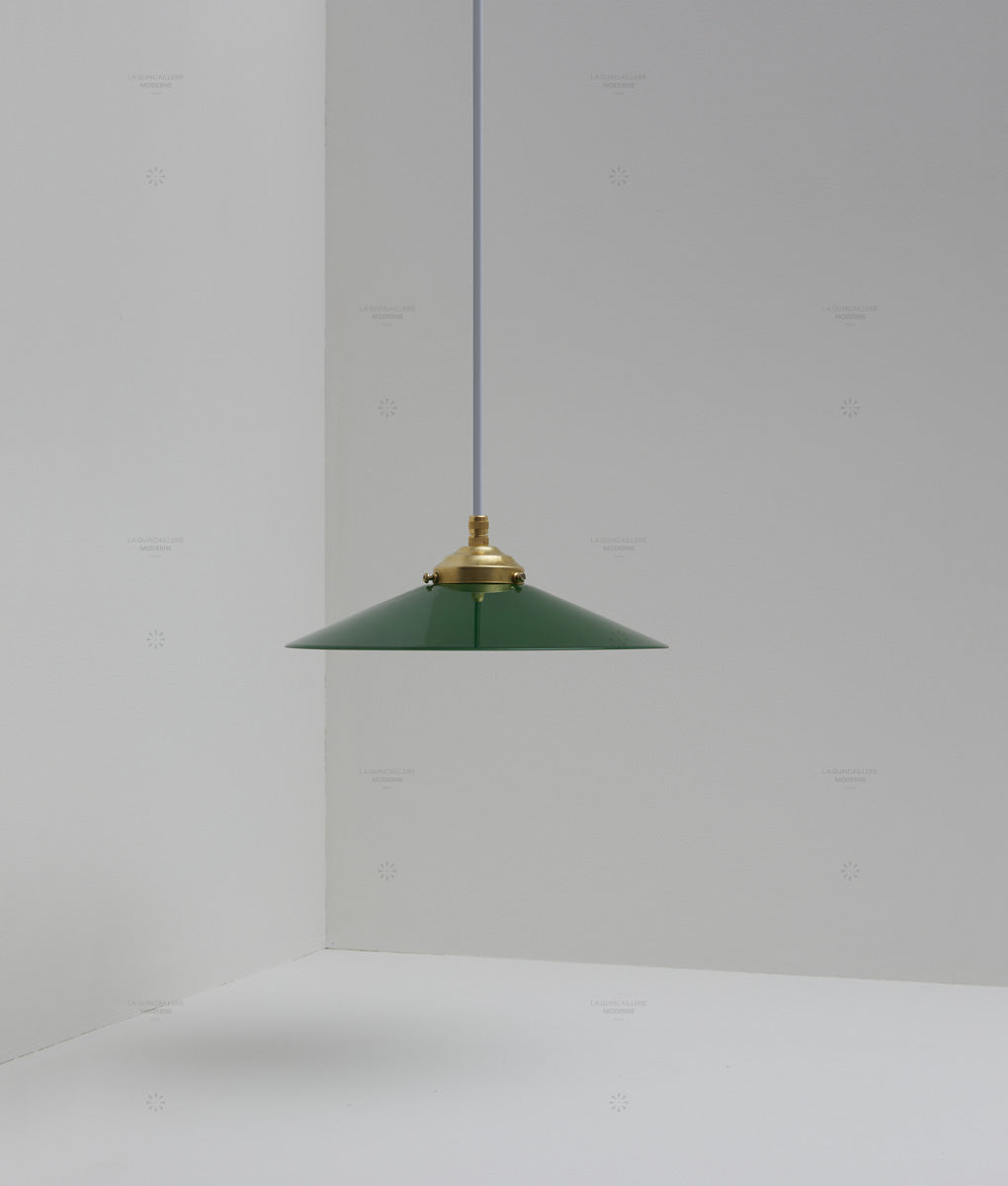 Suspension "Évasé" en opaline verte satinée, avec griffe de fixation en laiton, câble gris-bleu - La Quincaillerie moderne