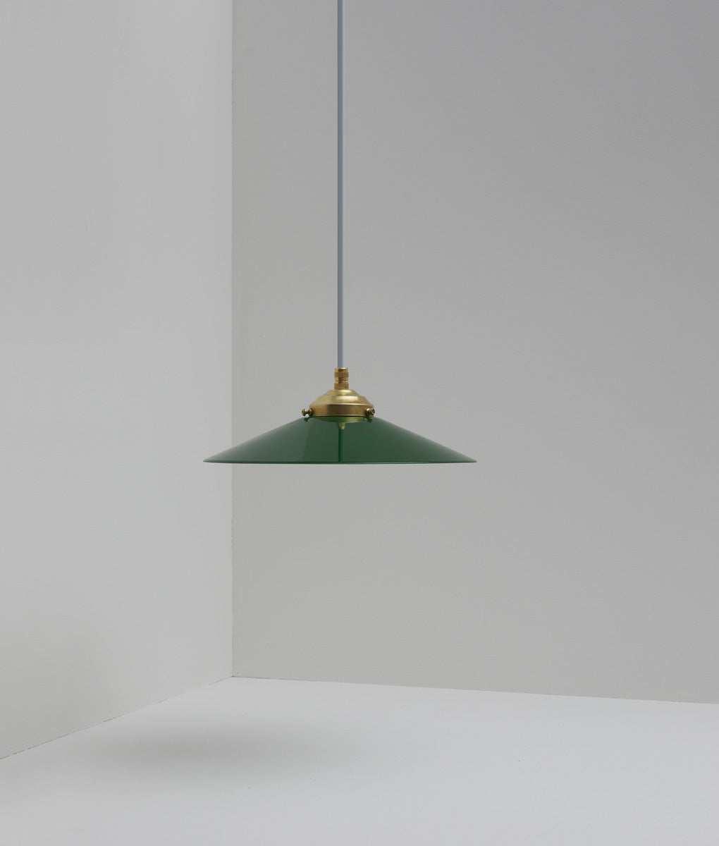 Suspension "Évasé" en opaline verte satinée, avec griffe de fixation en laiton, câble gris-bleu - La Quincaillerie moderne
