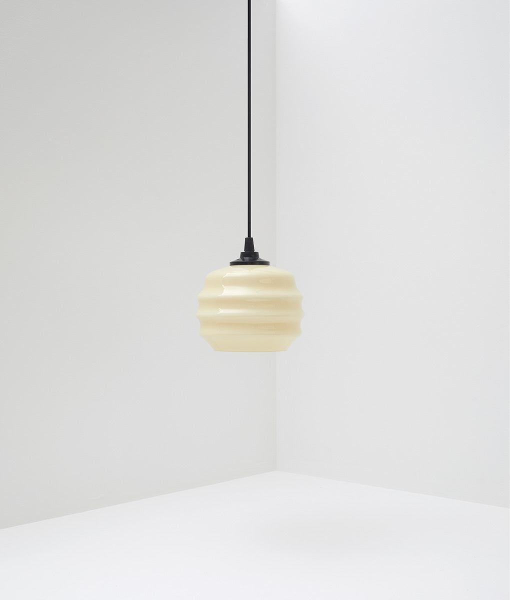 Suspension "Plissé" courte en opaline crème satinée