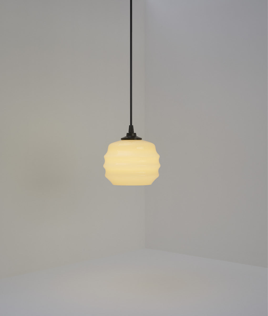 Suspension "Plissé" courte en opaline crème satinée