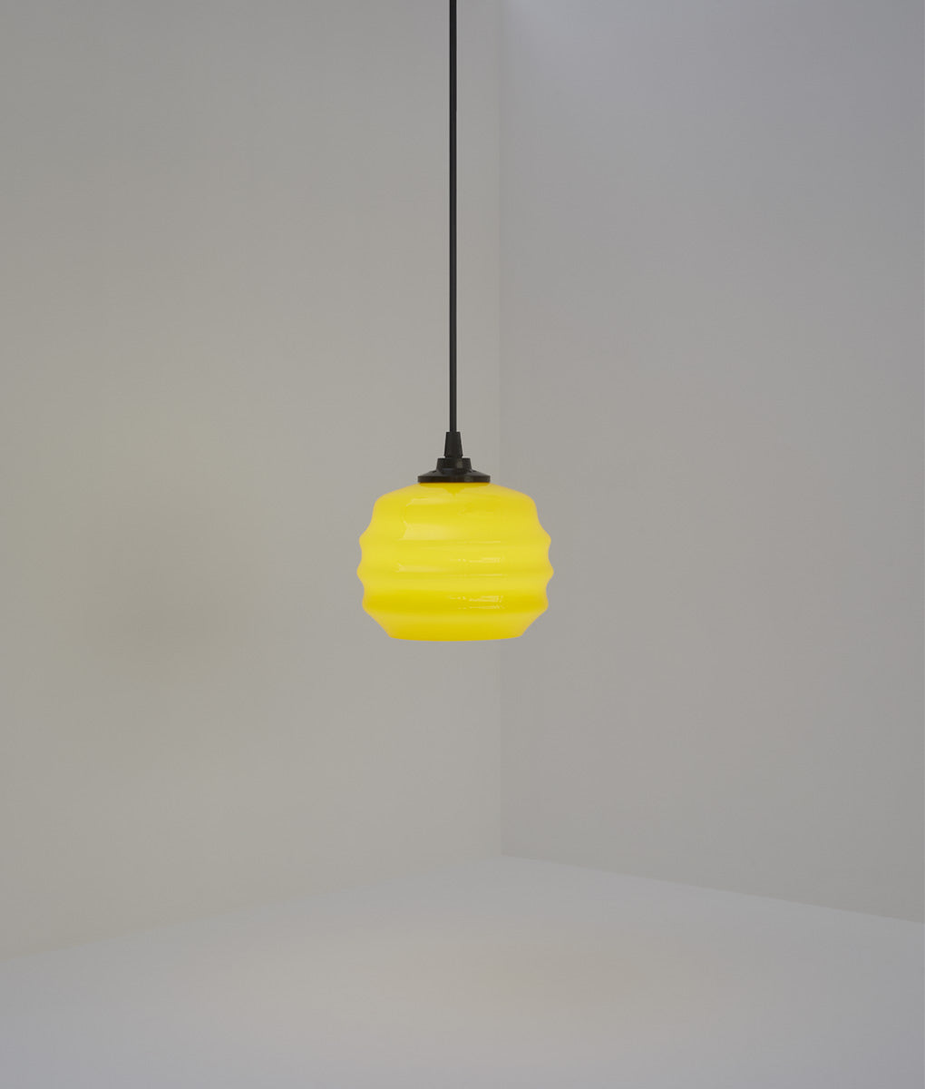 Suspension "Plissé" courte en opaline jaune satinée