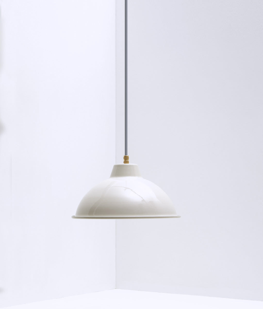 Suspension "Rétro", modèle I, abat-jour crème en métal émaillé, La Quincaillerie moderne