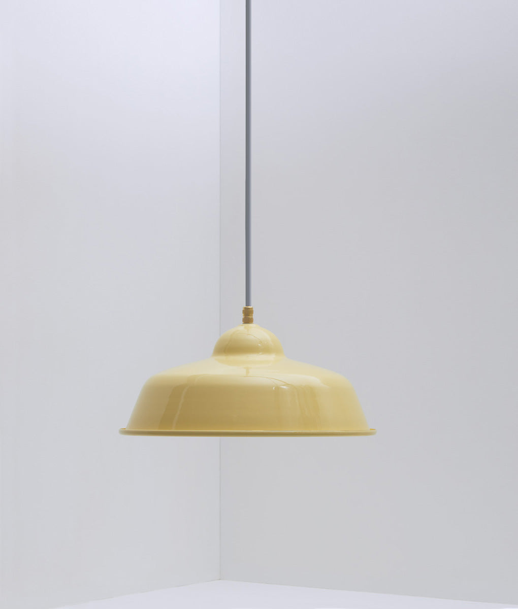 Suspension "Rétro", modèle II, abat-jour jaune pâle en métal émaillé