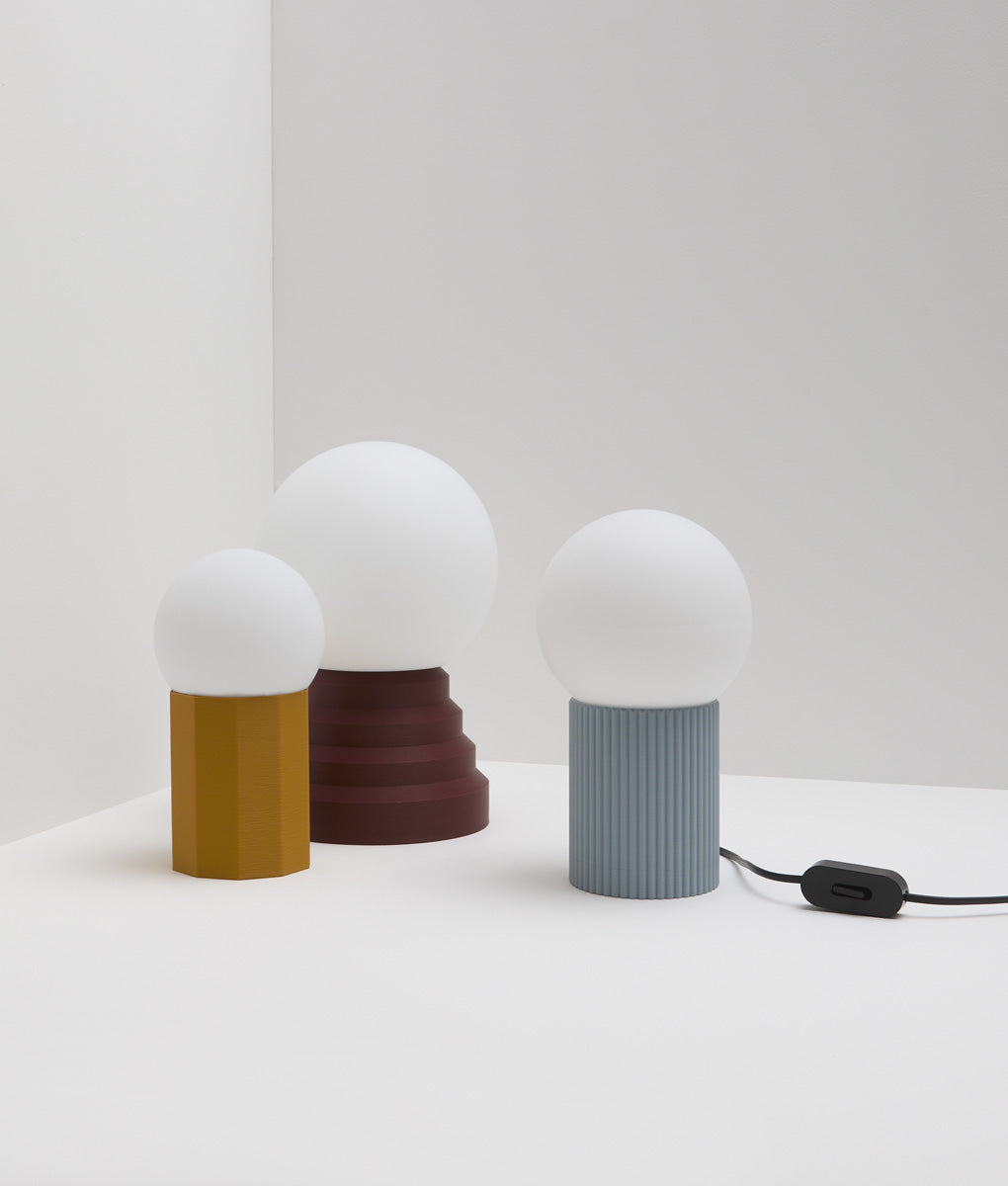 La Quincaillerie moderne - Lampe à poser "Colonnade" en bioplastique et verre opalin - Fabriqué en Europe et assemblé à Paris