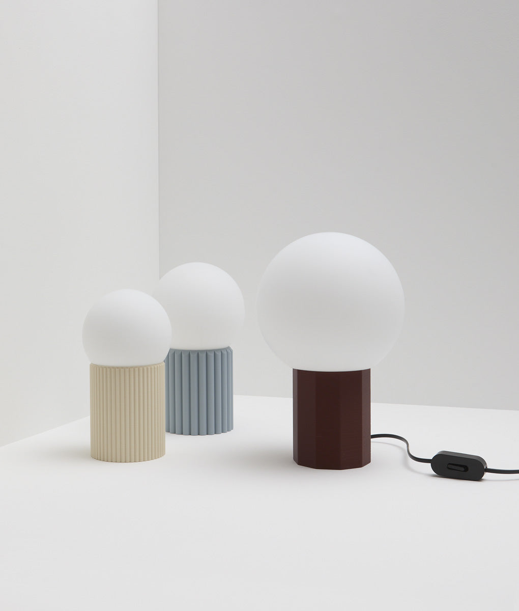 La Quincaillerie moderne - Lampe à poser "Colonnade" en bioplastique et verre opalin - Fabriqué en Europe et assemblé à Paris