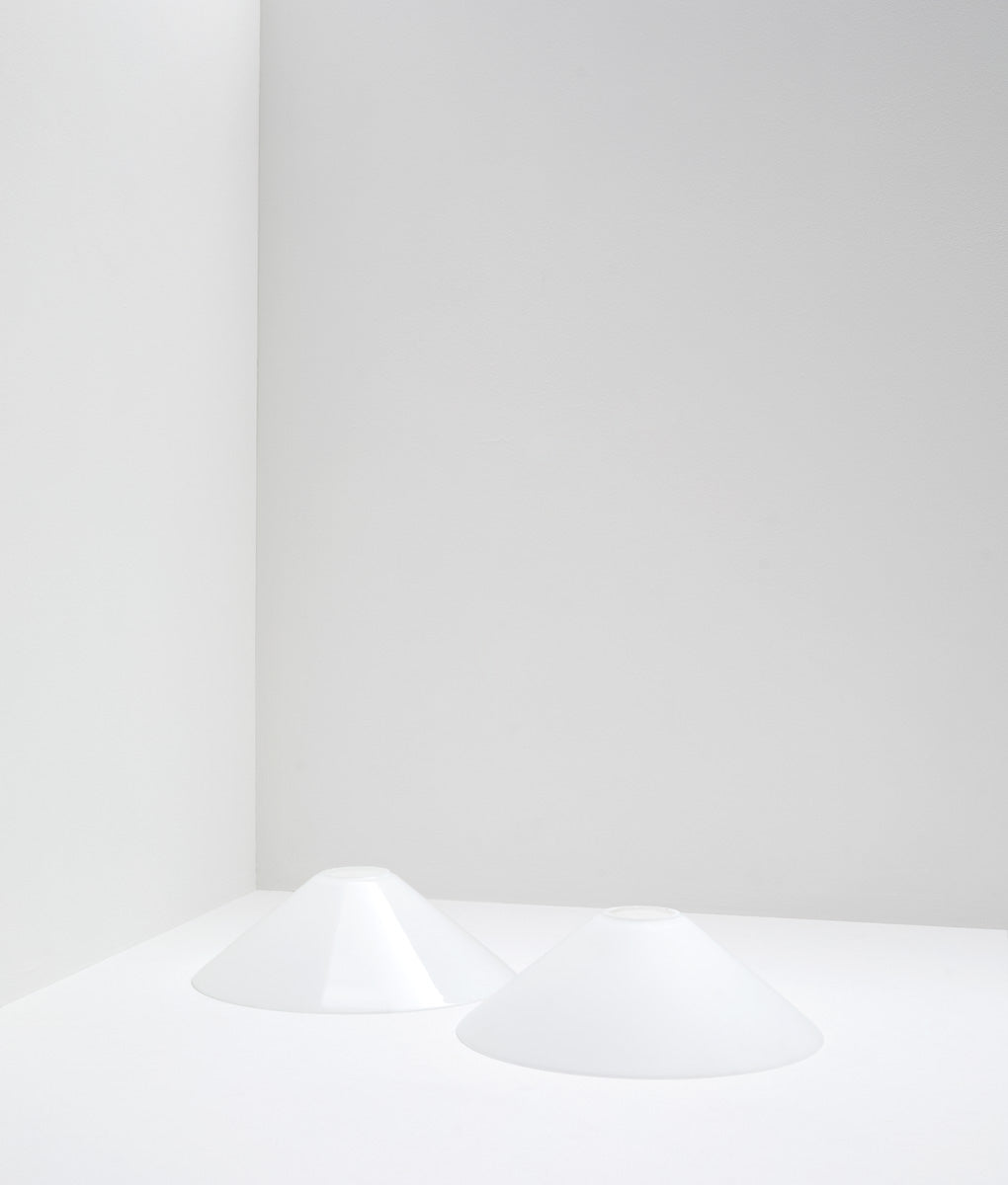 Verrerie conique à suspendre en opaline, sans col, petit modèle