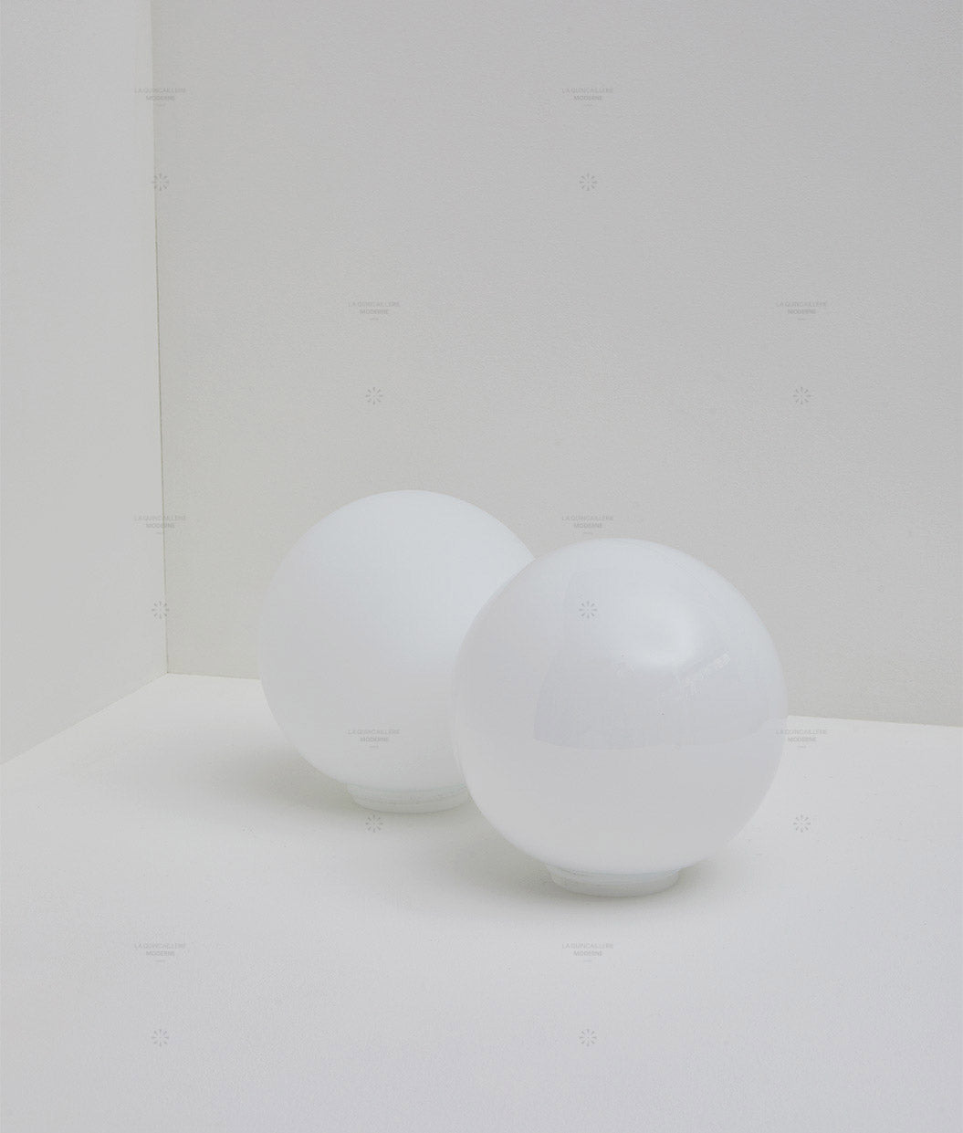 Applique "Grège" droite, verrerie boule en opaline, grand modèle