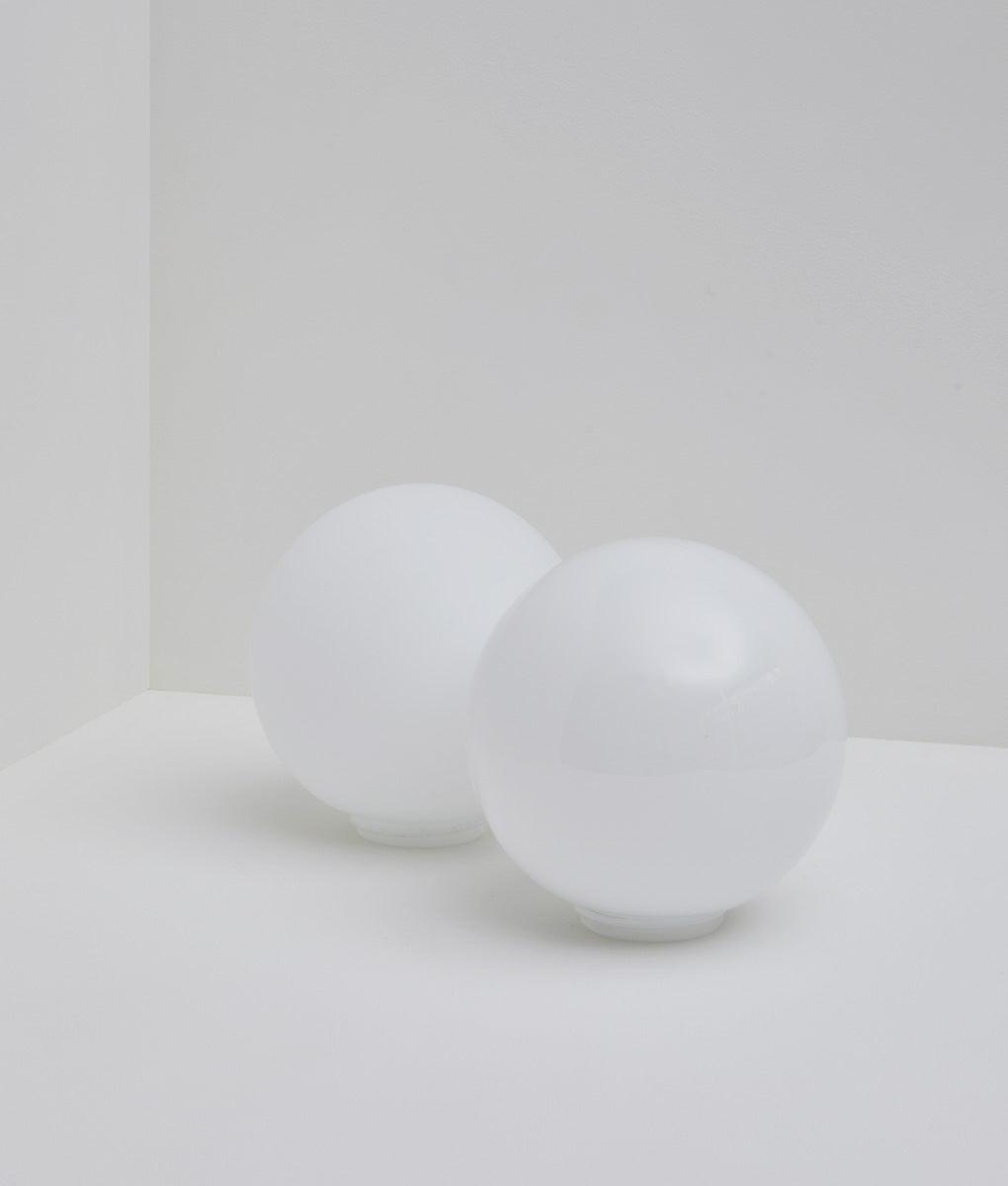 Applique "Odyssée" droite, verrerie boule en opaline, grand modèle - ø 20 cm
