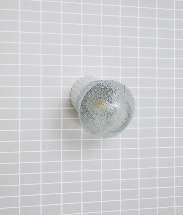 Applique inclinée en porcelaine "Alexanderplatz", base à larges cannelures, verrerie transparente texturée
