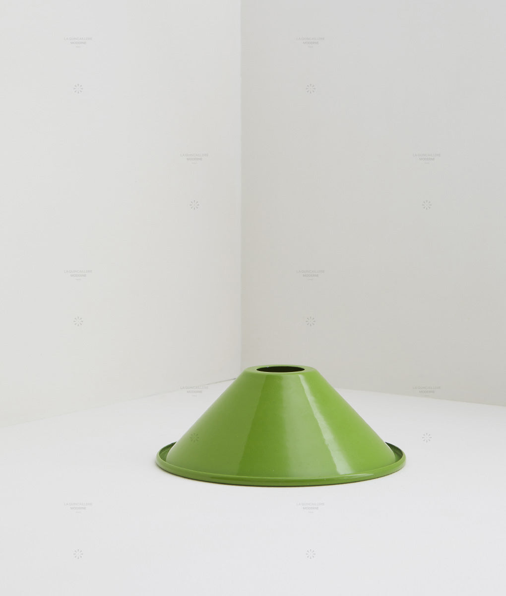 Abat-jour conique en métal émaillé vert pistache