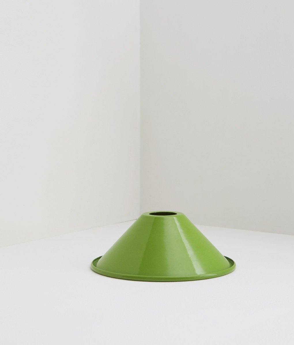 Abat-jour conique en métal émaillé vert pistache