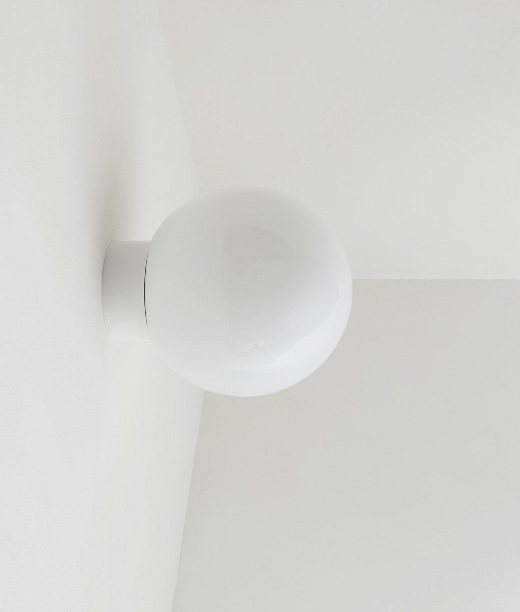 Applique "Bauhaus" blanche, verrerie boule, grand modèle