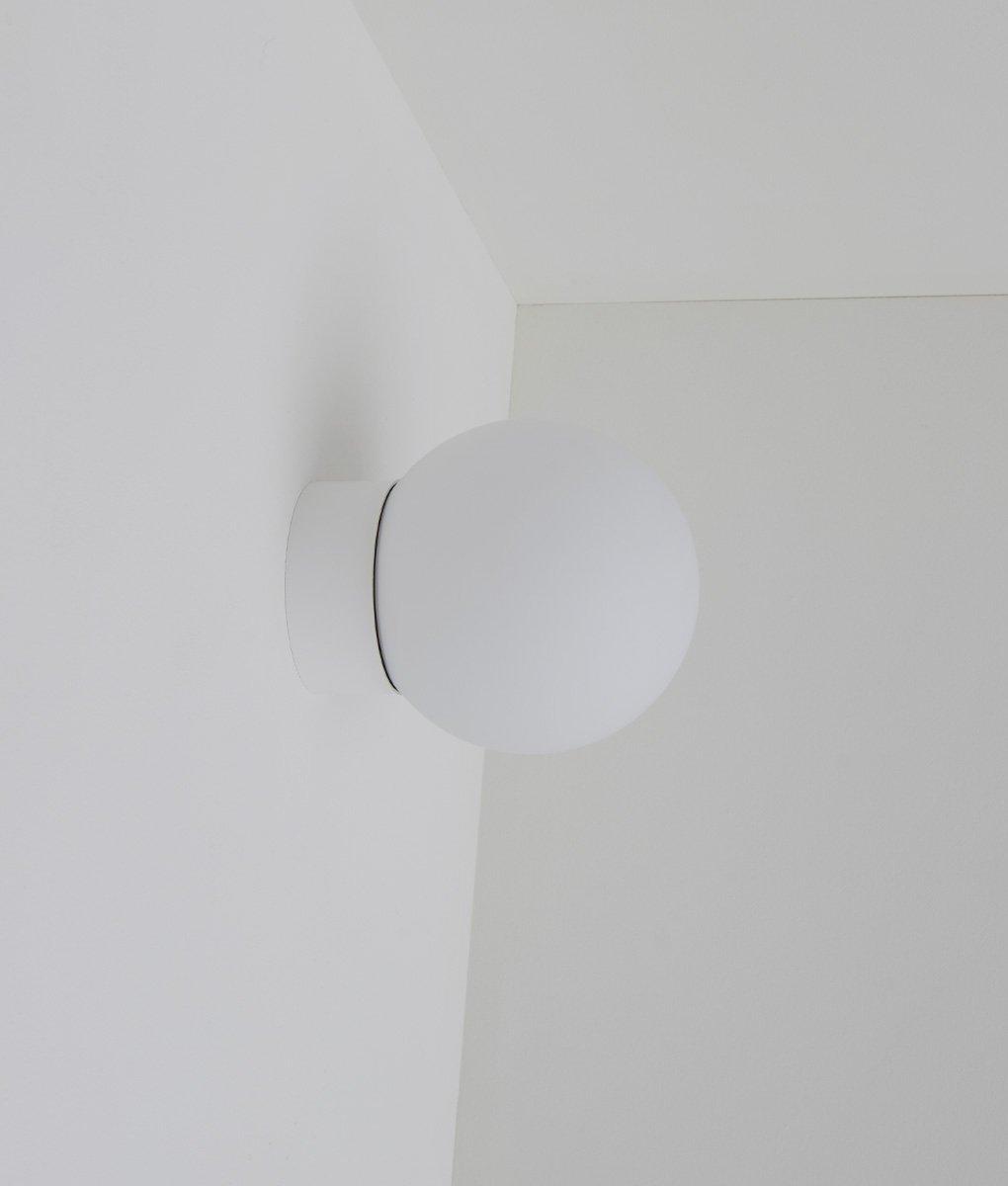 La Quincaillerie moderne - Applique / plafonnier "Bauhaus", blanc opaline blanche