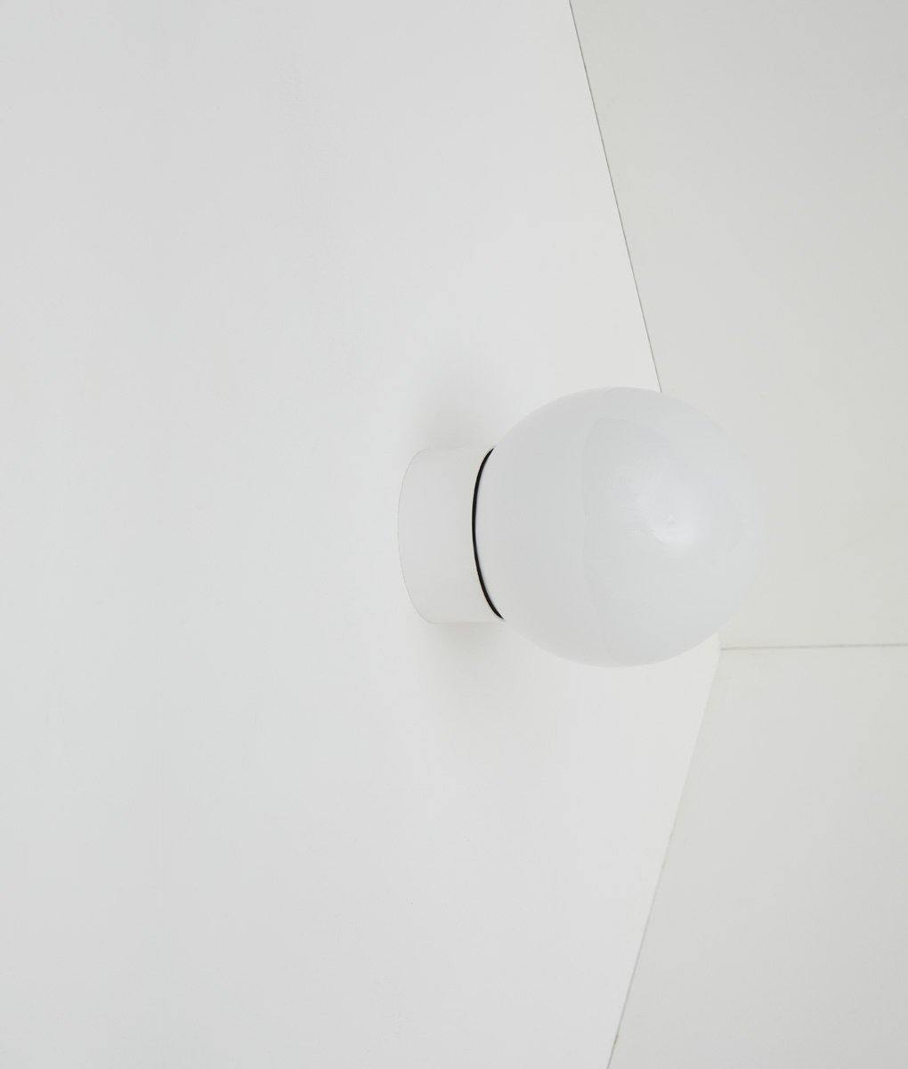 Applique "Bauhaus" droite blanche, verrerie opaline boule