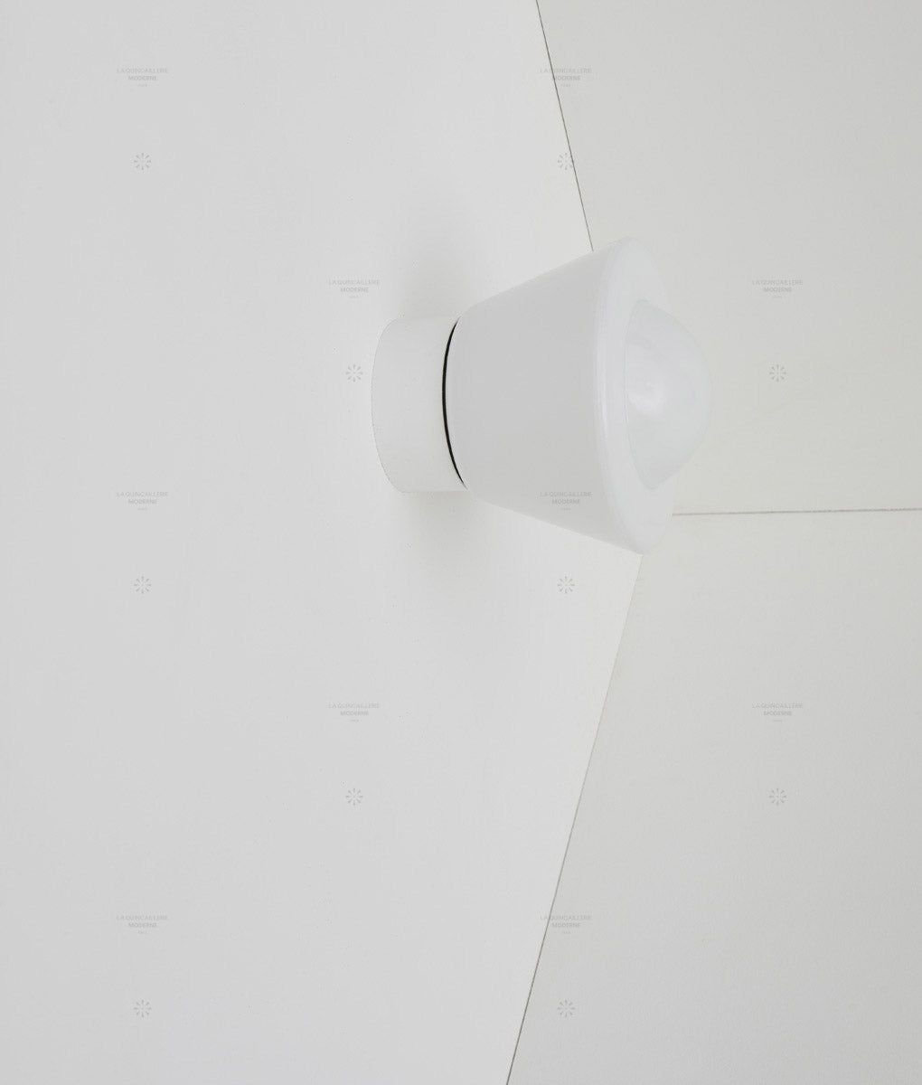 Applique "Bauhaus" droite blanche, verrerie opaline toque