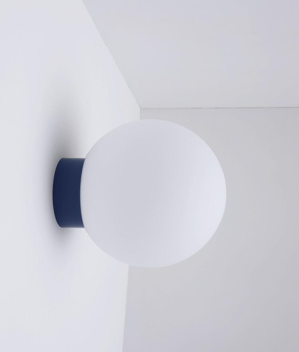 La Quincaillerie moderne - Applique / plafonnier "Bauhaus", bleu de prusse opaline blanche