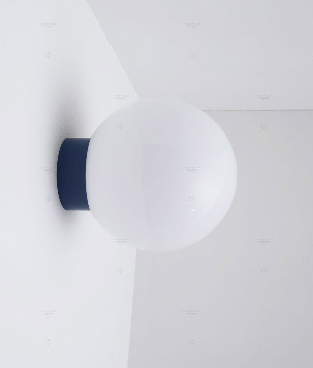 La Quincaillerie moderne - Applique / plafonnier "Bauhaus", bleu de prusse opaline blanche