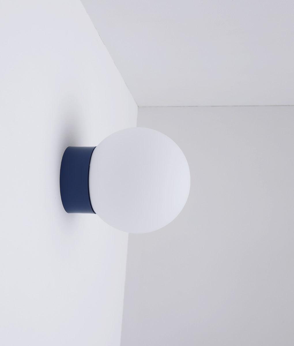 La Quincaillerie moderne - Applique / plafonnier "Bauhaus", bleu de prusse opaline blanche