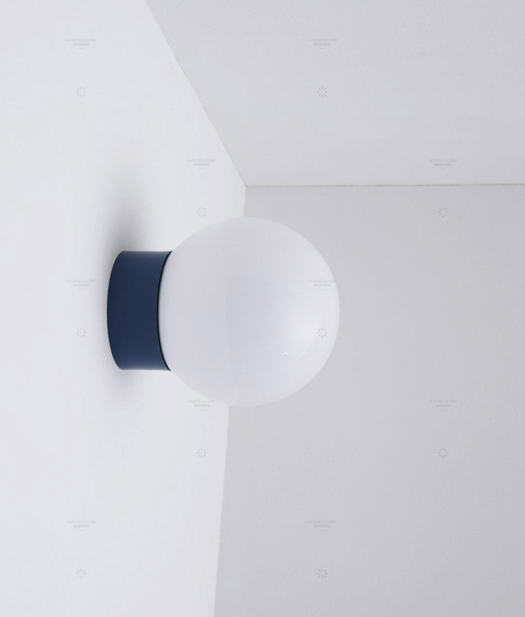 La Quincaillerie moderne - Applique / plafonnier "Bauhaus", bleu de prusse opaline blanche