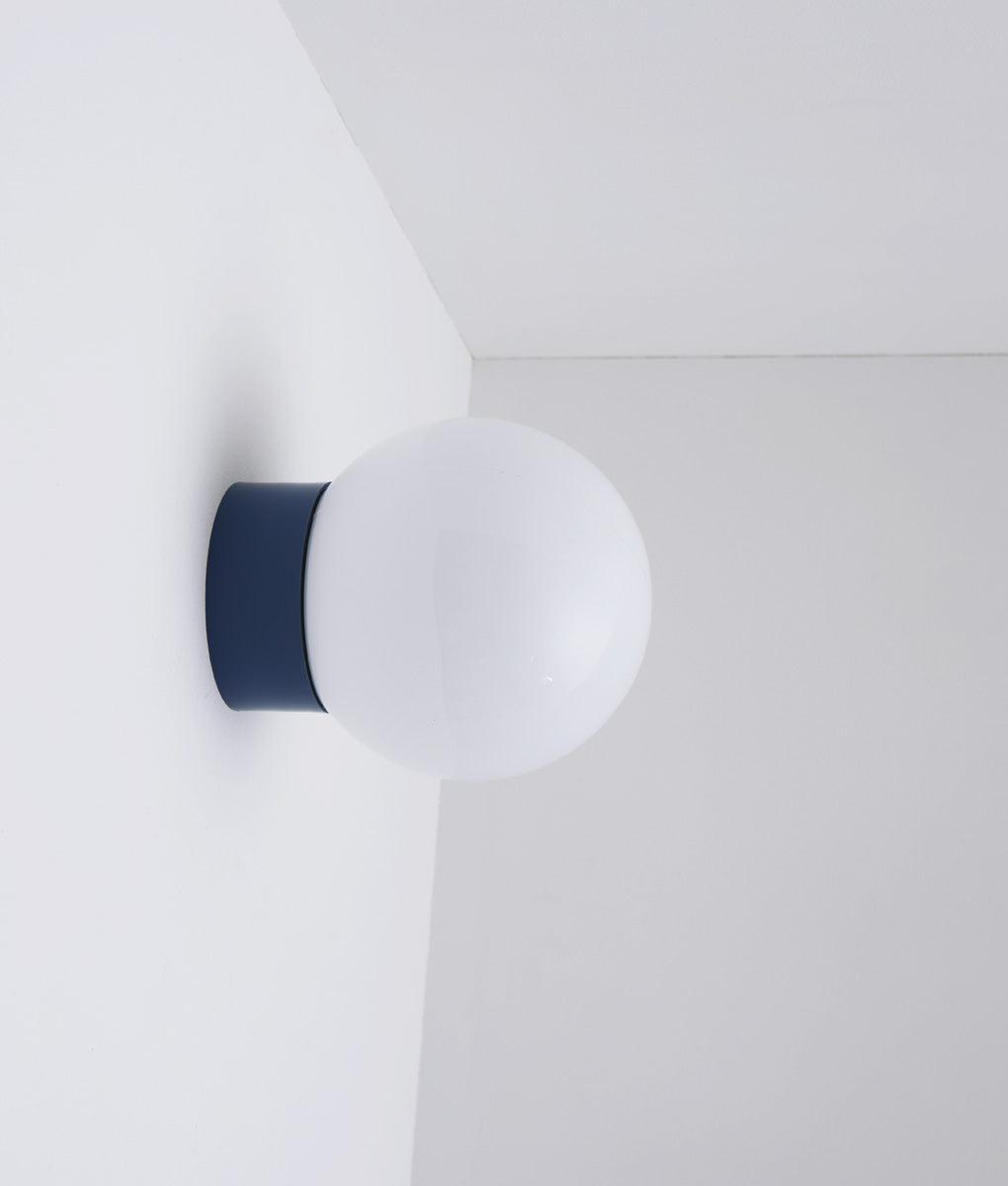 La Quincaillerie moderne - Applique / plafonnier "Bauhaus", bleu de prusse opaline blanche