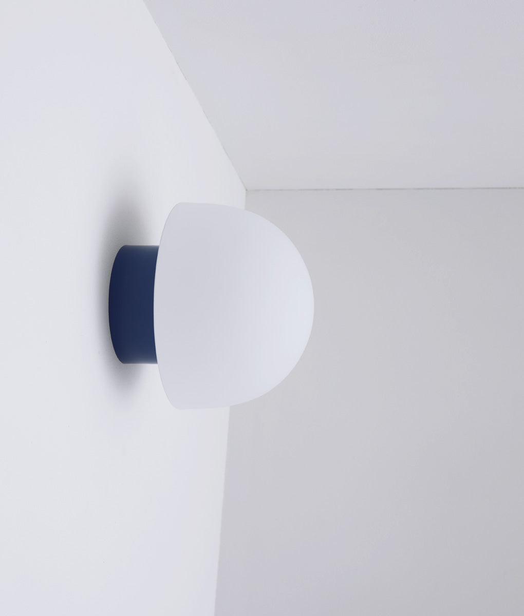La Quincaillerie moderne - Applique / plafonnier "Bauhaus", bleu de prusse opaline blanche