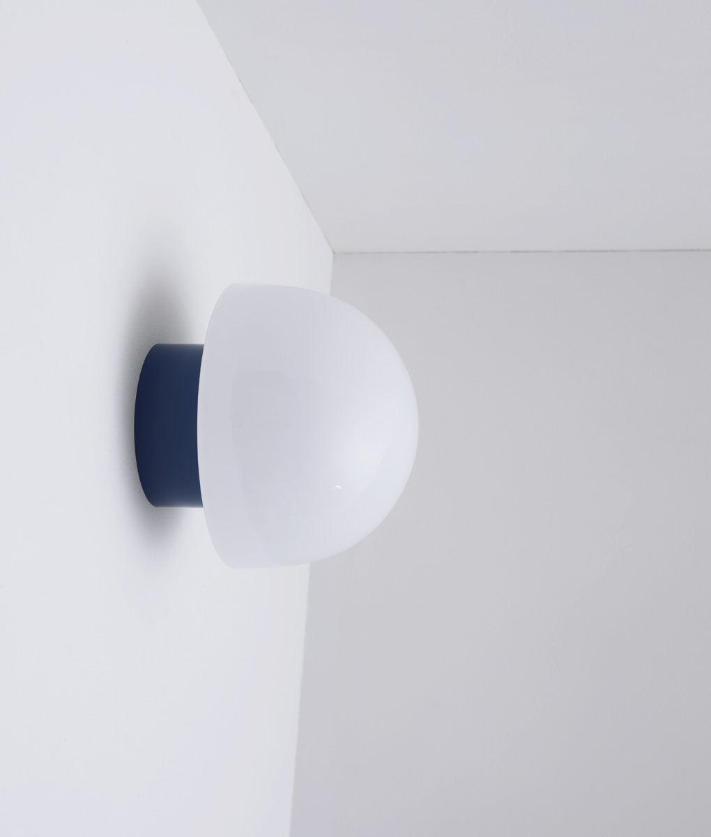 La Quincaillerie moderne - Applique / plafonnier "Bauhaus", bleu de prusse opaline blanche