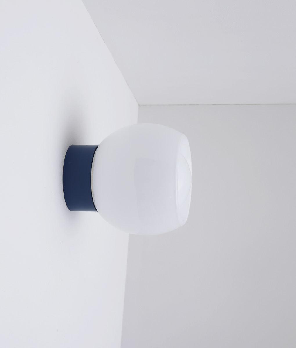 La Quincaillerie moderne - Applique / plafonnier "Bauhaus", bleu de prusse opaline blanche
