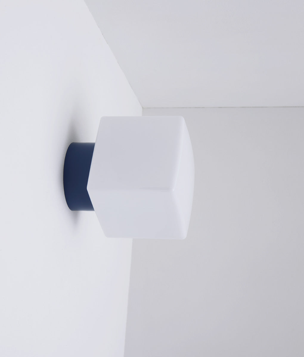 La Quincaillerie moderne - Applique / plafonnier "Bauhaus", bleu de prusse opaline blanche
