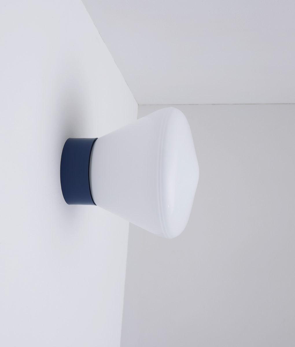 La Quincaillerie moderne - Applique / plafonnier "Bauhaus", bleu de prusse opaline blanche