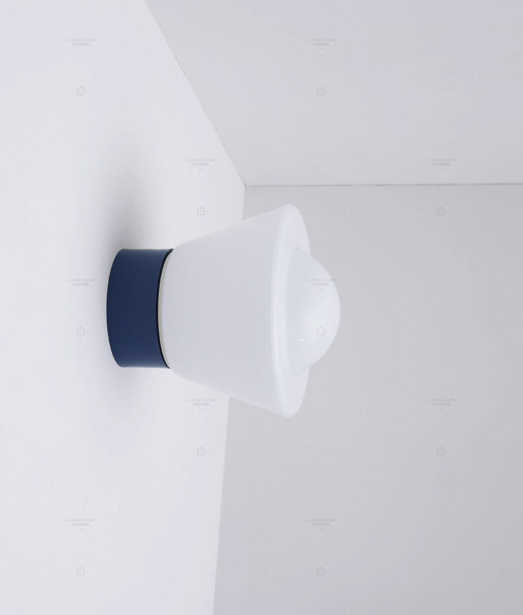 La Quincaillerie moderne - Applique / plafonnier "Bauhaus", bleu de prusse opaline blanche