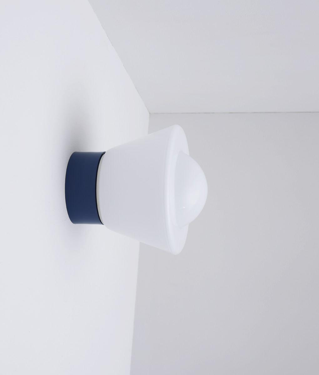 La Quincaillerie moderne - Applique / plafonnier "Bauhaus", bleu de prusse opaline blanche