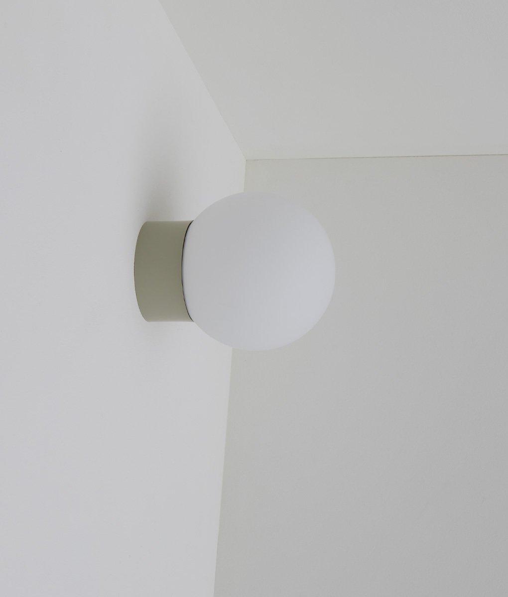 La Quincaillerie moderne - Applique / plafonnier "Bauhaus", gris perle opaline blanche