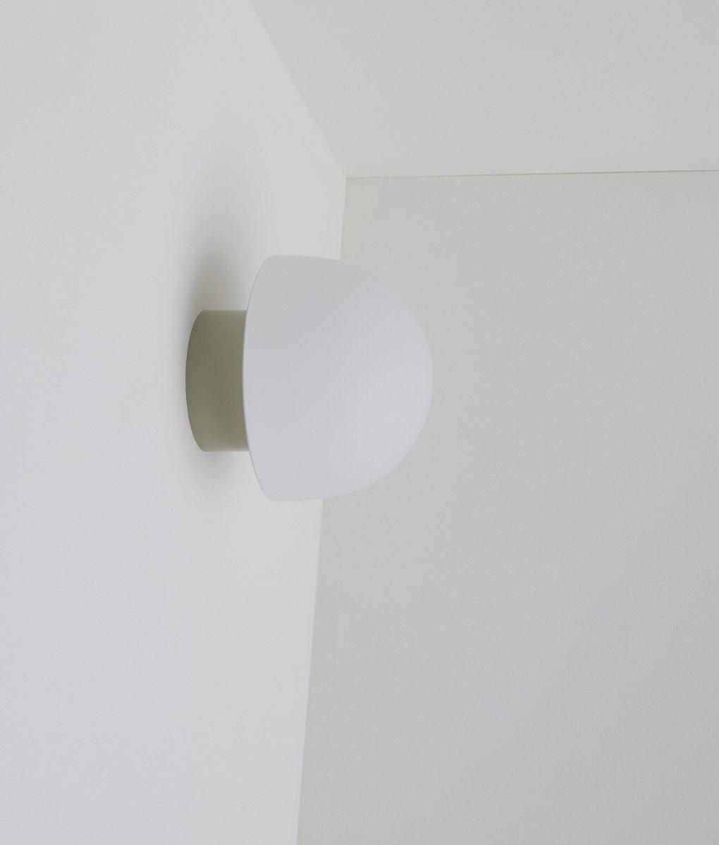 La Quincaillerie moderne - Applique / plafonnier "Bauhaus", gris perle opaline blanche