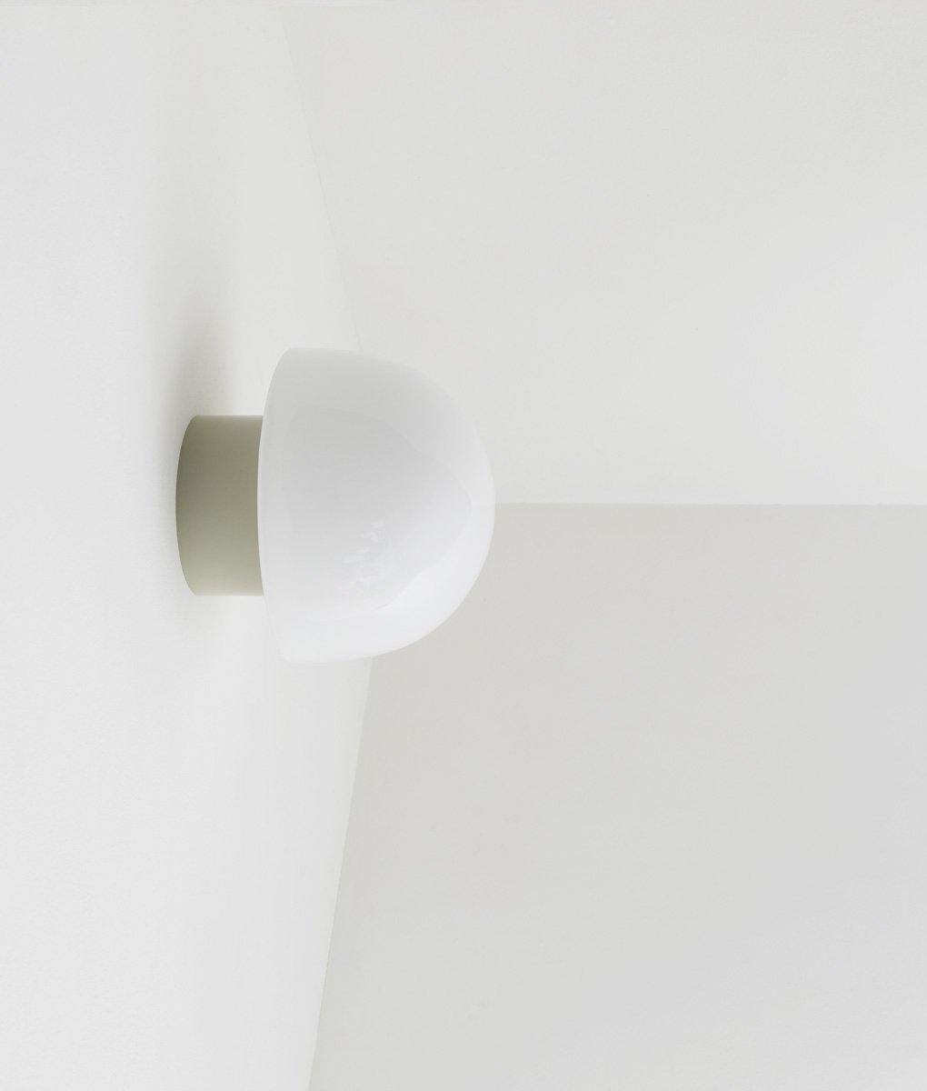 La Quincaillerie moderne - Applique / plafonnier "Bauhaus", gris perle opaline blanche