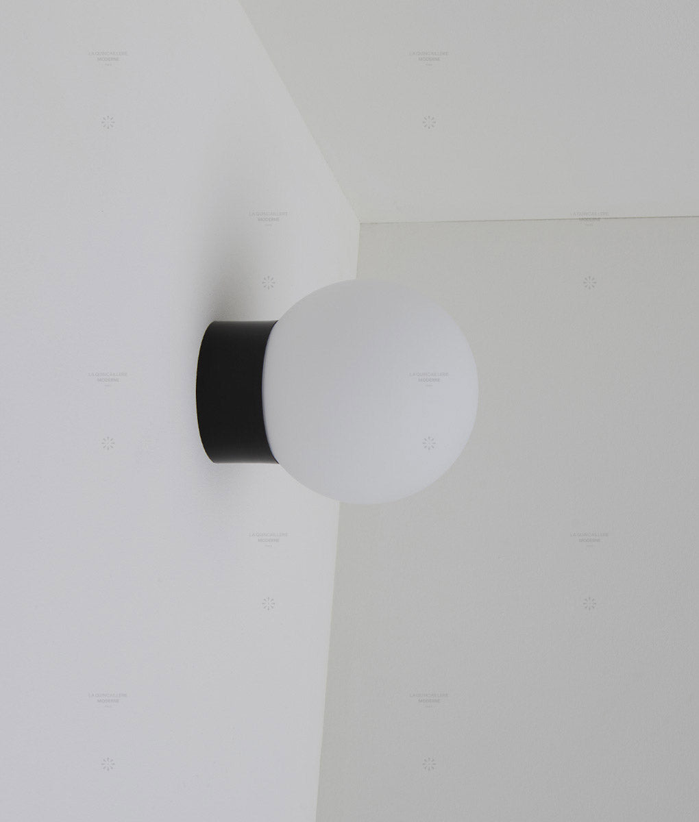 La Quincaillerie moderne - Applique / plafonnier "Bauhaus", noir opaline blanche