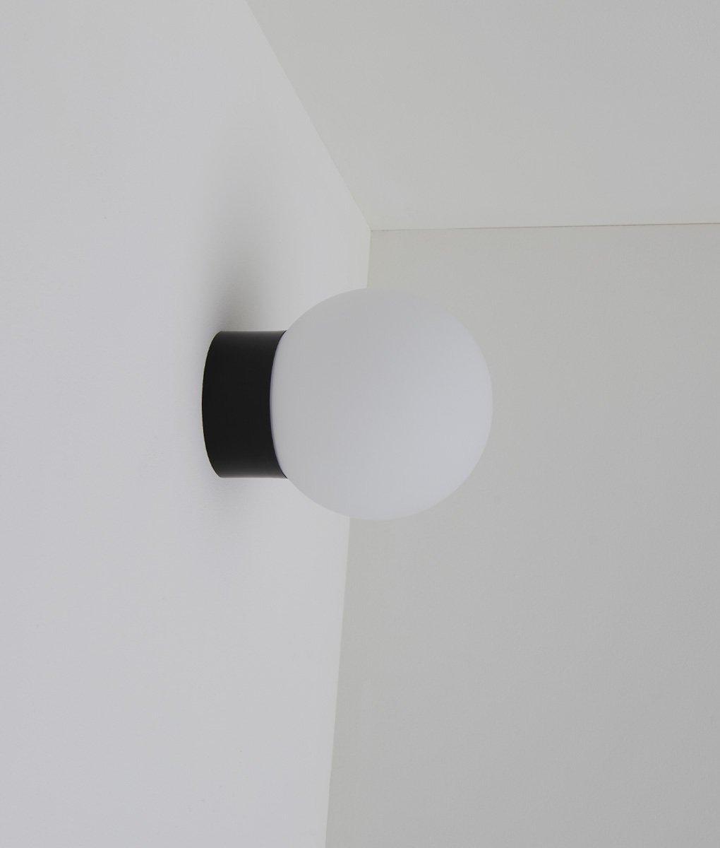 La Quincaillerie moderne - Applique / plafonnier "Bauhaus", noir opaline blanche