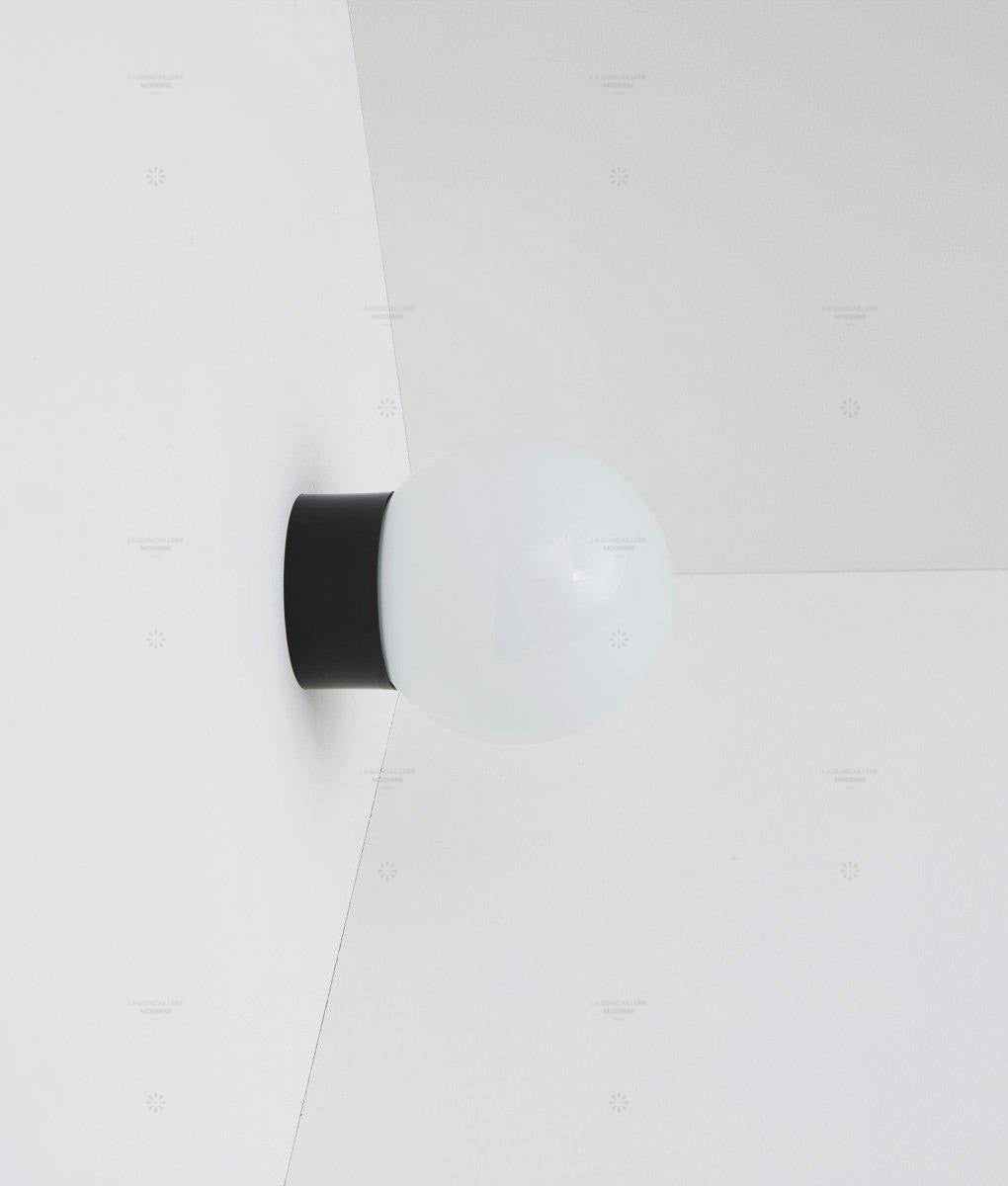 Applique "Bauhaus" droite noire, verrerie opaline boule