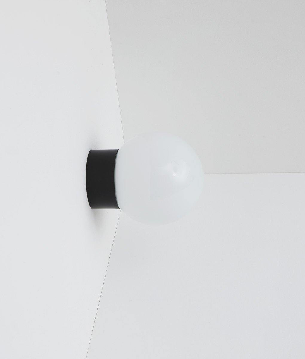 Applique "Bauhaus" droite noire, verrerie opaline boule