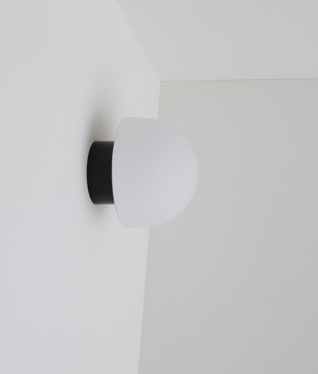 La Quincaillerie moderne - Applique / plafonnier "Bauhaus", noir opaline blanche