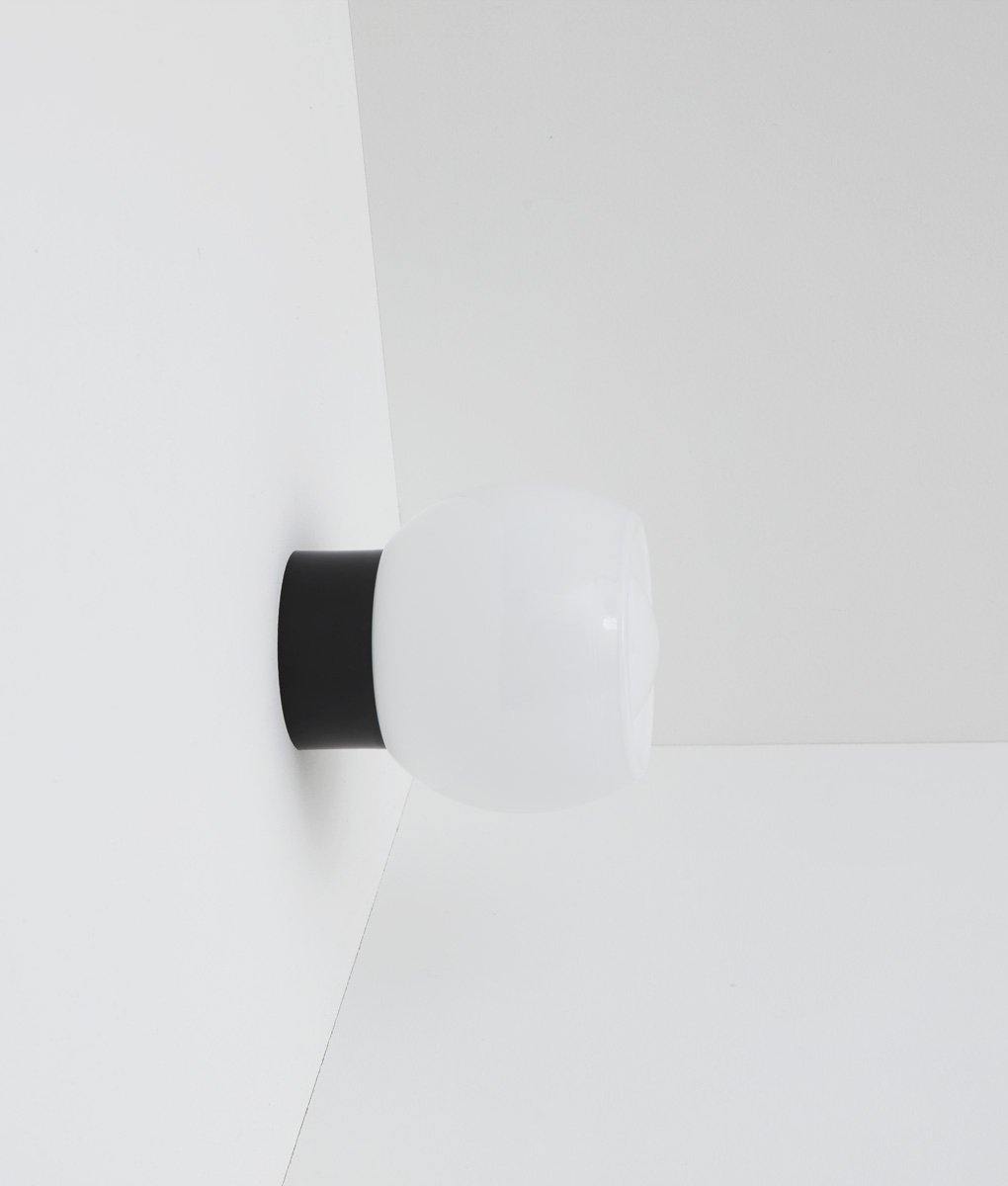 Applique "Bauhaus" droite, verrerie opaline corolle