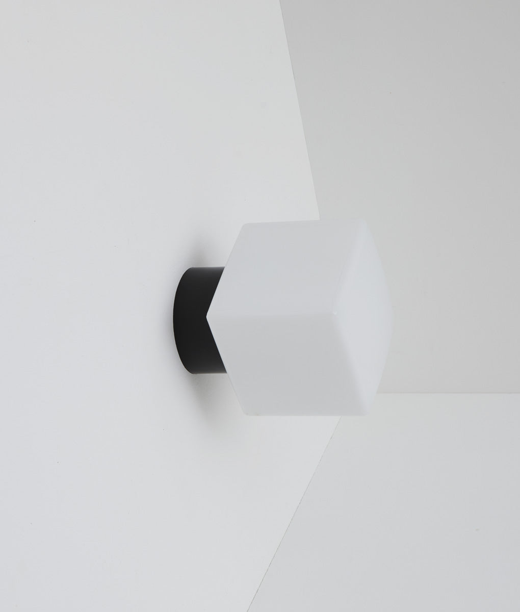 Applique en opaline "Bauhaus", base noire, verrerie cube satinée