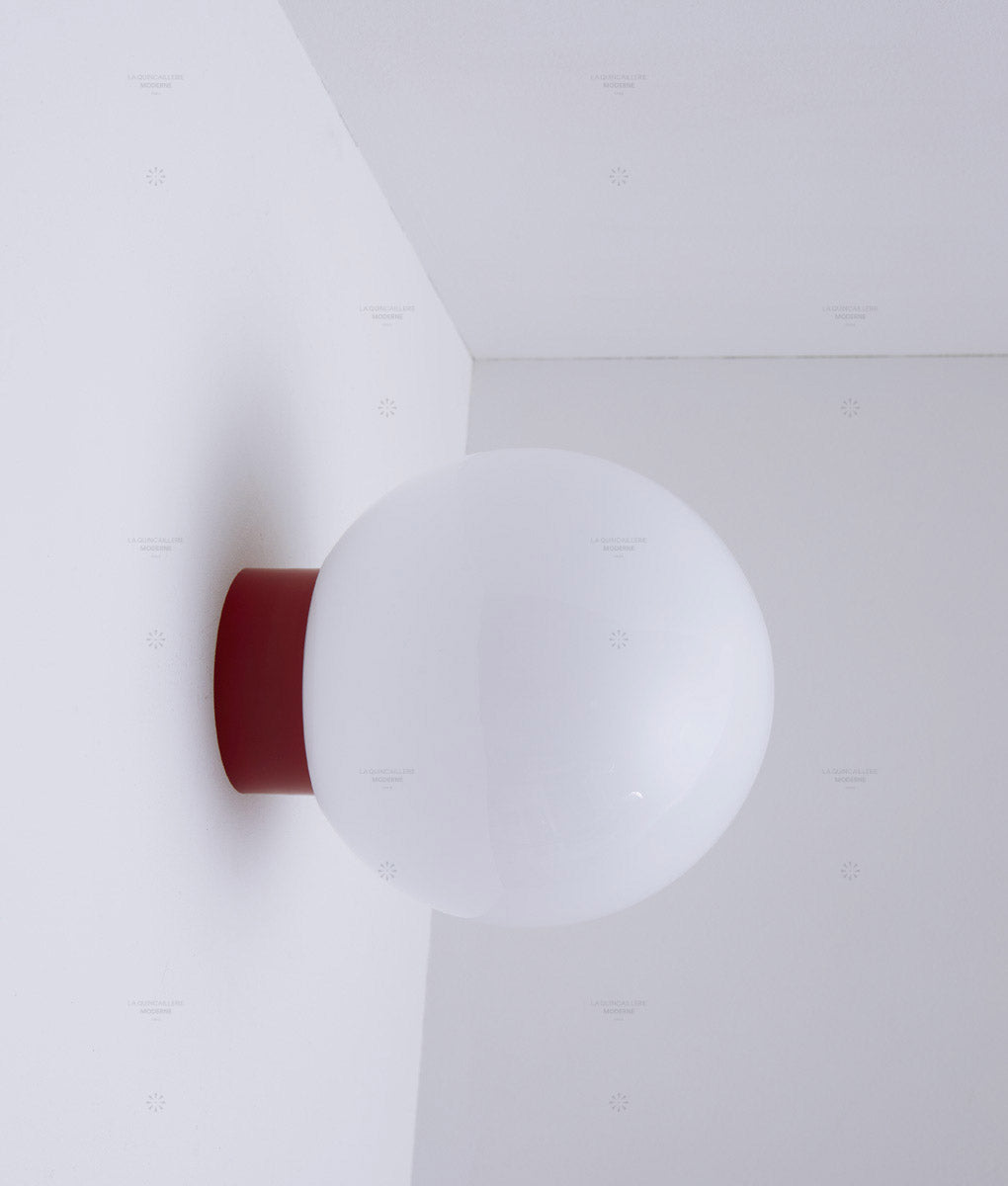 La Quincaillerie moderne - Applique / plafonnier "Bauhaus", rouge coquelicot opaline blanche