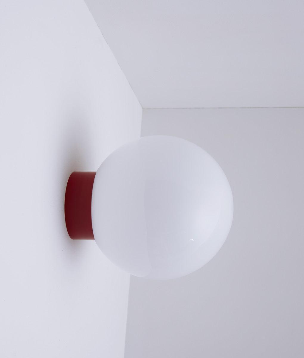 La Quincaillerie moderne - Applique / plafonnier "Bauhaus", rouge coquelicot opaline blanche