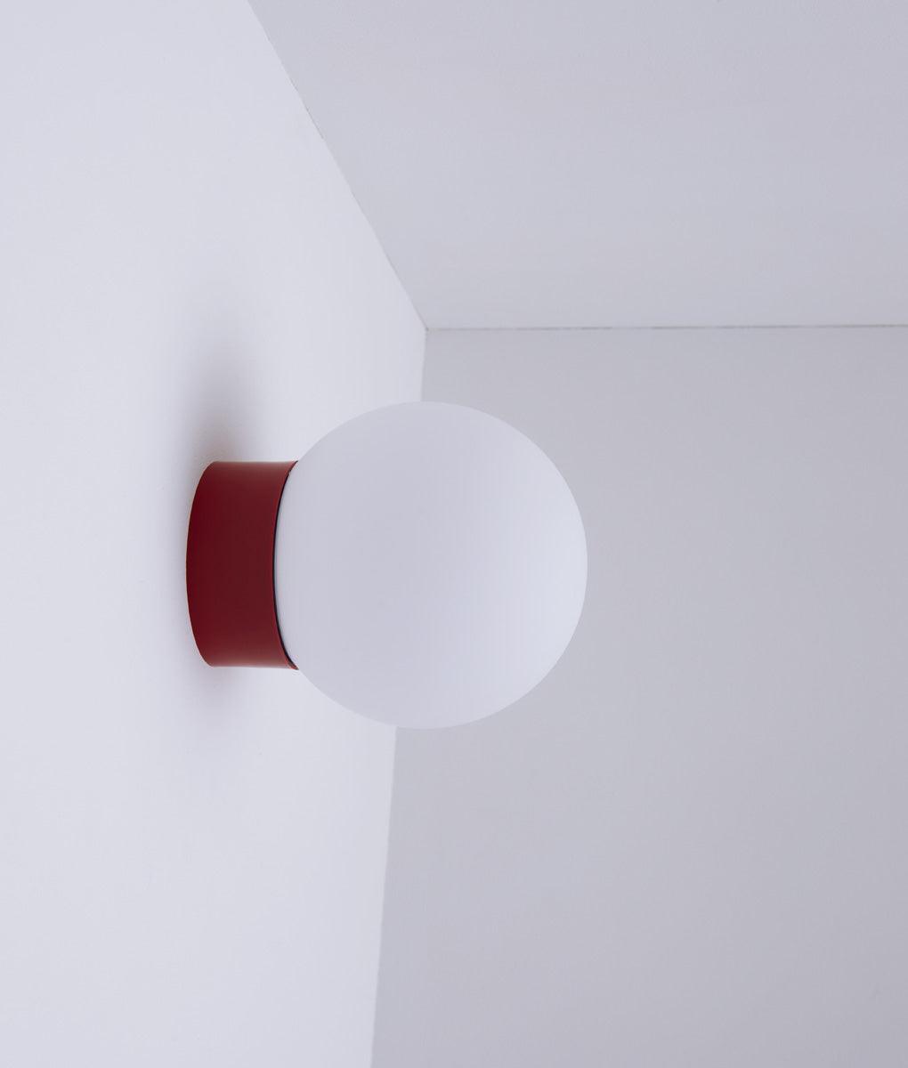 La Quincaillerie moderne - Applique / plafonnier "Bauhaus", rouge coquelicot opaline blanche